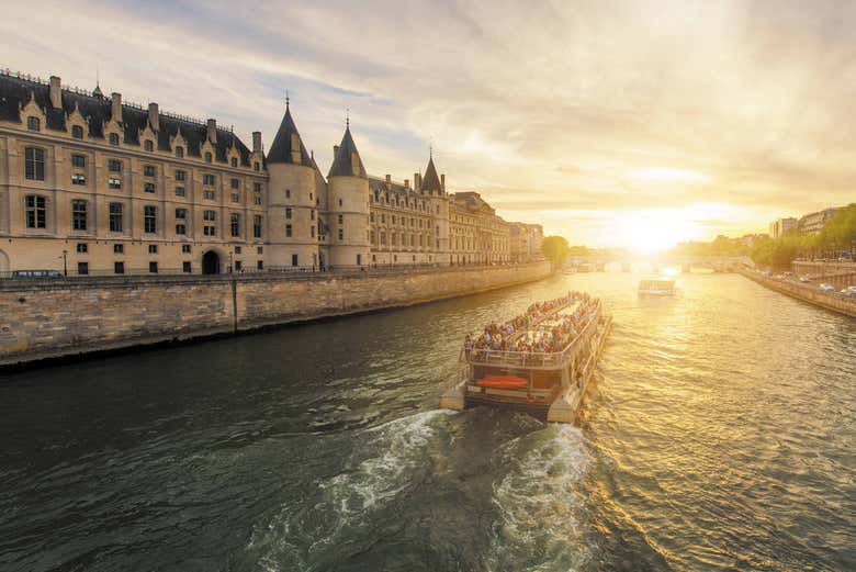 Cruising along the Seine