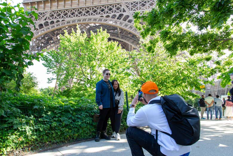 Capturing memories of the visit to the Eiffel Tower