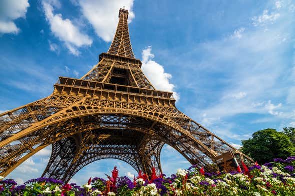 Guided tour of the Eiffel Tower with climb on foot