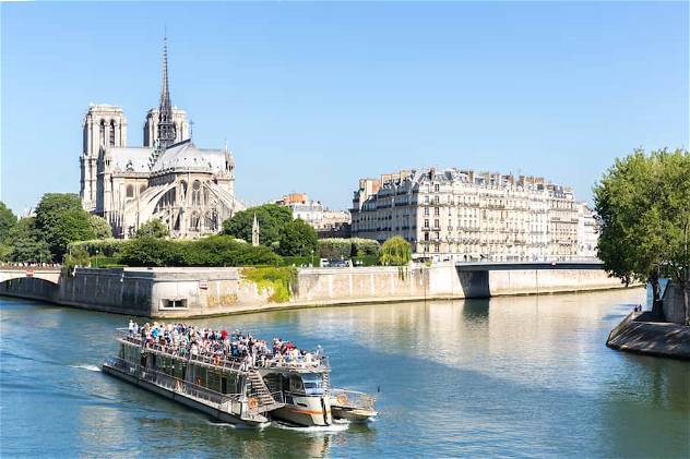 Boat rides in Paris